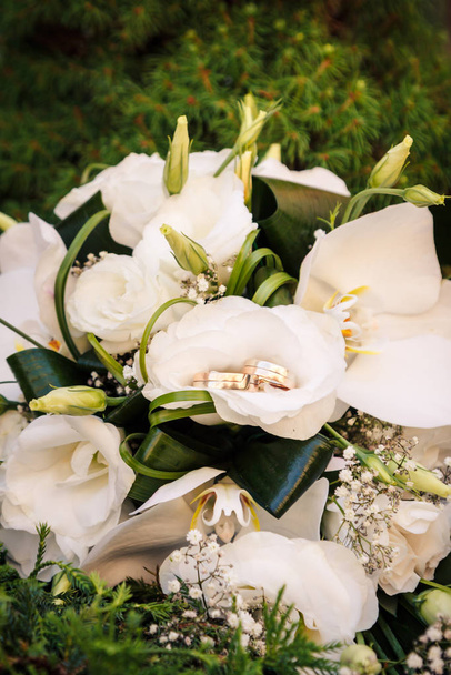fedi nuziali sul bouquet da sposa
 - Foto, immagini