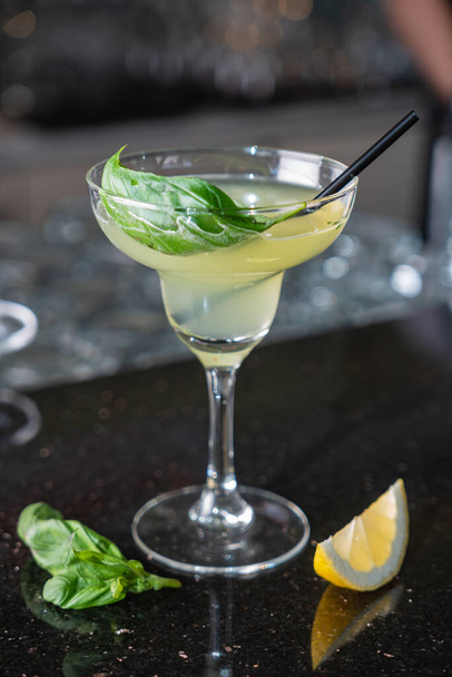 cocktail in the bar, close up - Valokuva, kuva