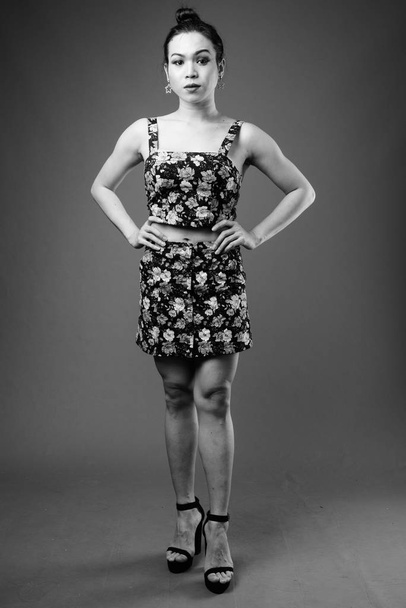 Stúdió lövés a fiatal gyönyörű ázsiai transznemű nő szürke háttér, fekete-fehér - Fotó, kép