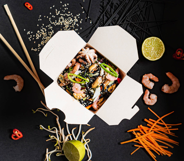 wok with shrimps and vegetables, close up - Foto, Imagem
