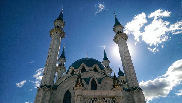Impresionante belleza de la mezquita Kul Sharif en el kremlin blanco de Kazán, Tartaristán, Rusia
. - Foto, Imagen
