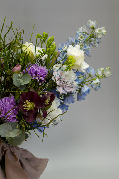 Bouquet aberto estilo Provence original, fundo cinza, foco seletivo
 - Foto, Imagem