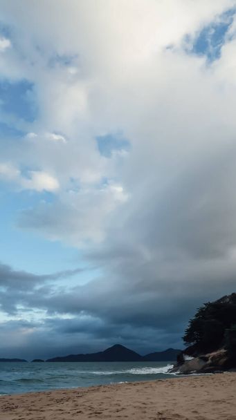 UBATUBA, BRAZIL - CIRCA SEPTEMBER 2019: beach Praia da Enseada with dark clouds before the storm in Ubatuba city on the Atlantic seacoast in Sao Paulo state. - Foto, immagini
