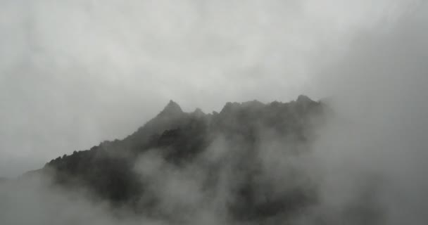 névoa de montanha 4k timelapse subindo de manhã, árvores de nevoeiro, Bomi County, tibet
. - Filmagem, Vídeo