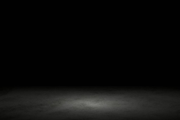 Luz que brilla sobre el suelo de mármol negro en habitación oscura con espacio de copia, fondo abstracto
 - Foto, Imagen
