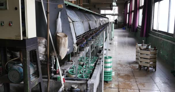 4 k produceren weefsels In A Silk Machinefabriek, draaiende Machine verzamelen zijde. - Video