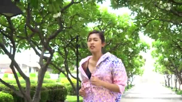 Asiatico donna jogging a parco - Filmati, video