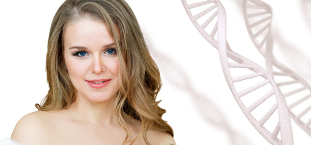 Portret zmysłowej kobiety wśród białych łańcuchów DNA. - Zdjęcie, obraz