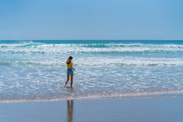 Sahilde duran genç kız - Fotoğraf, Görsel