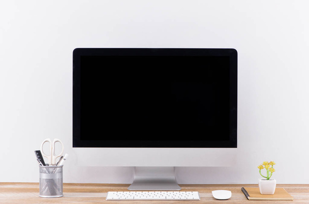 schermo bianco Computer, PC desktop. per affari sul tavolo da lavoro vista frontale
 - Foto, immagini