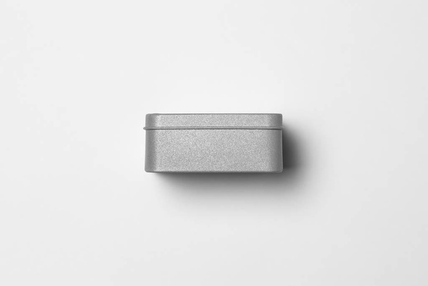 Caixa de metal vazia Mockup isolado no fundo branco. Recipiente de aço ou pacote de acessórios para o seu design.
 - Foto, Imagem