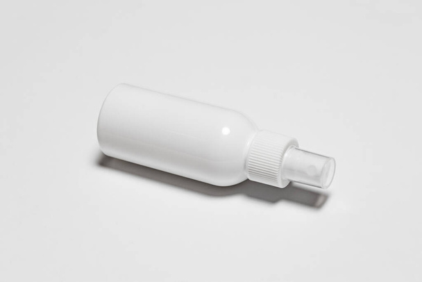 Kozmetikai vagy higiéniai spray adagoló szivattyú műanyag palack fehér hátterben.Felülnézet.Nagy felbontású fotó. - Fotó, kép