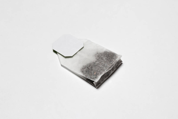 Κοντινό πλάνο του Tea Bag Mockup με ετικέτα που απομονώνεται σε λευκό φόντο. Σάκος τσαγιού μίας χρήσης.Υψηλής ανάλυσης φωτογραφία. - Φωτογραφία, εικόνα