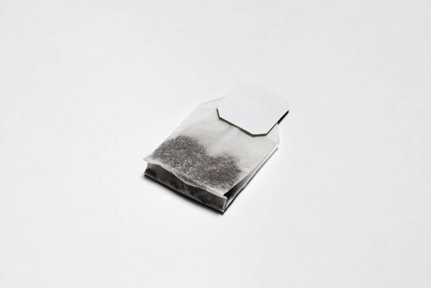 Primo piano di Tea Bag Mockup con etichetta isolata su sfondo bianco. Sacchetto di tè usa e getta. Foto ad alta risoluzione
. - Foto, immagini