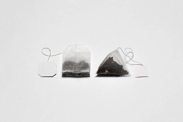 Detailní záběr Tea Bag Mockup s etiketou izolované na bílém pozadí. Jednorázový sáček s čajem.Fotografie s vysokým rozlišením. - Fotografie, Obrázek