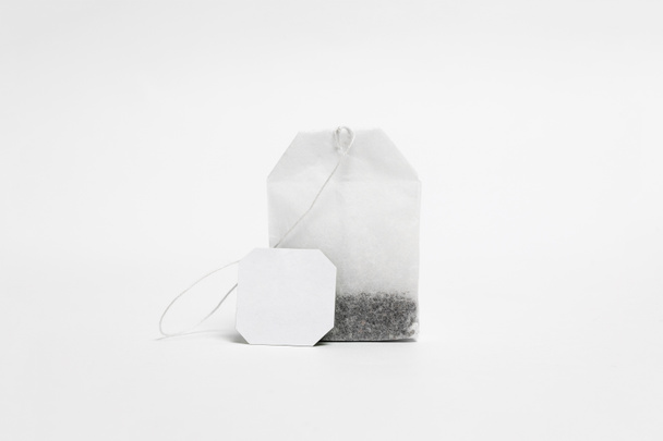 Gros plan de Tea Bag Mockup avec étiquette isolée sur fond blanc. Sac à thé jetable.Photo haute résolution
. - Photo, image