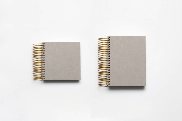 Cuadernos en Espiral en Blanco Mockup en el fondo blanco. Foto de alta resolución
. - Foto, Imagen