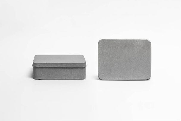 Scatole metalliche vuote Mockup isolato su sfondo bianco. Contenitore in acciaio o pacchetto accessorio per il vostro design.High risoluzione photo.Top vista
 - Foto, immagini