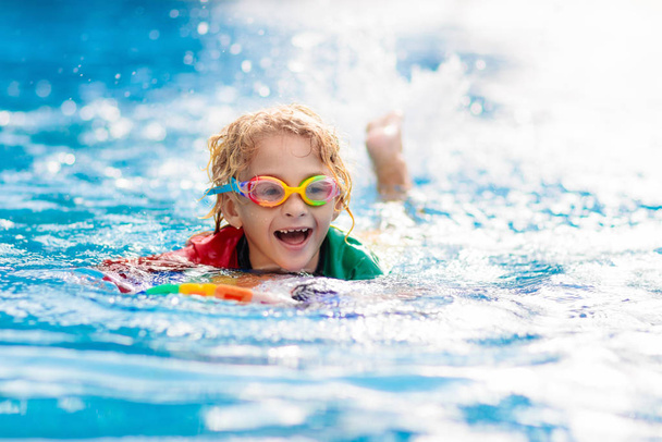 Дитина вчиться плавати. Діти в басейні
. - Фото, зображення