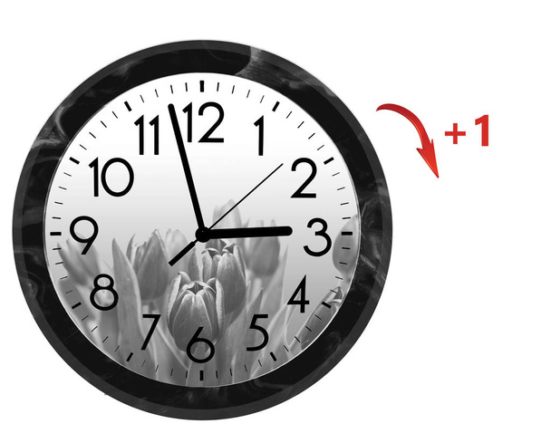 Heure d'été (DST). Horloge murale allant à l'heure d'été (+ 1). Tournez le temps en avant
. - Photo, image