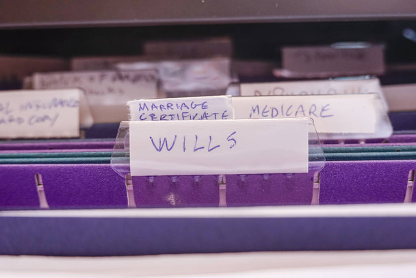 Baltimore, Maryland, USA Un archivador con etiquetas para testamentos
. - Foto, Imagen