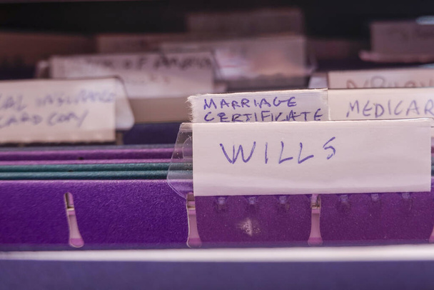 Baltimore, Maryland, EUA Um arquivo com etiquetas para testamentos
. - Foto, Imagem