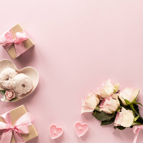Подарочная коробка или подарочная коробка и цветы на розовом столе вид сверху. Плоский лежал. День рождения, свадьба, день Святого Валентина, 8 марта концепция. копировальное пространство
 - Фото, изображение