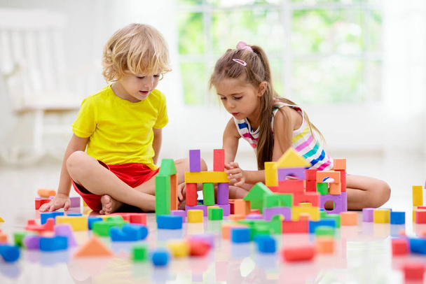 Gyermek játszani a blokkokat játék. Játékok gyerekeknek. - Fotó, kép