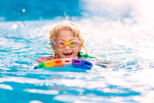 Dítě se učí plavat. Děti v bazénu. - Fotografie, Obrázek