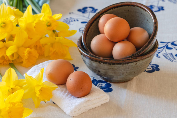 Eieren en mooie narcissen bloemen boeket close-up. Stilleven, Pasen concept - Foto, afbeelding