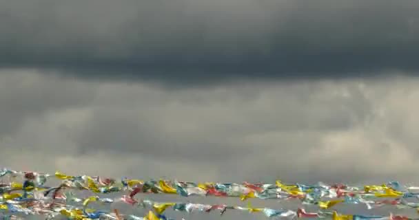 Bandeira de oração 4k no vento, fundo de nuvens
. - Filmagem, Vídeo