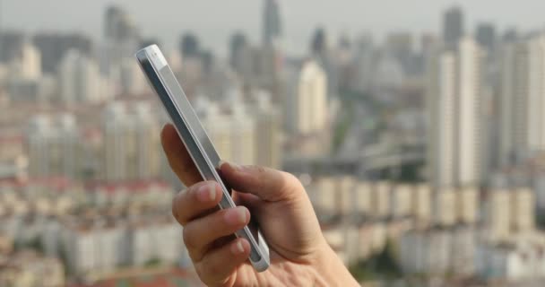 4k ανθρώπινη χρησιμοποιώντας ένα smartphone σύγχρονο κτίριο αστικό φόντο. - Πλάνα, βίντεο