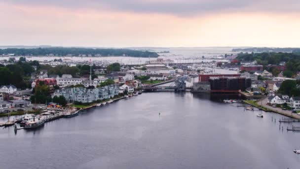 mystieke connecticut stad dorp haven bij zonsondergang door antenne drone  - Video