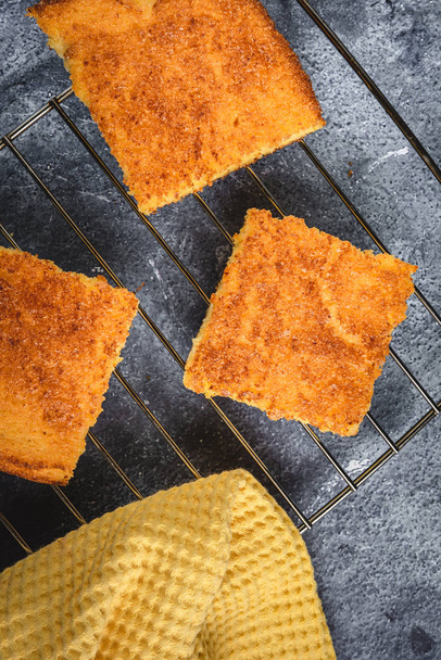 Fatias de quadrados de pão de milho em fundo escuro rústico
 - Foto, Imagem