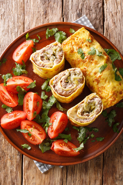 omeletová rolka plněná masem, sýrem a nakládanými okurkami  - Fotografie, Obrázek
