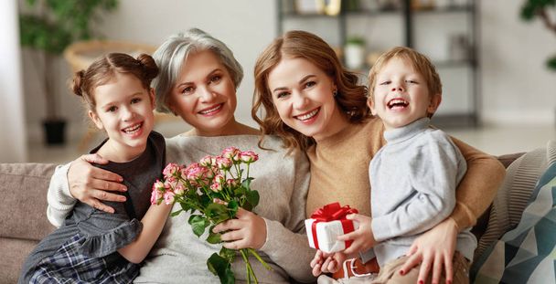 La festa della mamma! tre generazioni di nipoti di famiglia e chi
 - Foto, immagini