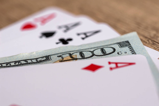 vier Poker-Asse mit 100-Dollar-Scheinen - Foto, Bild