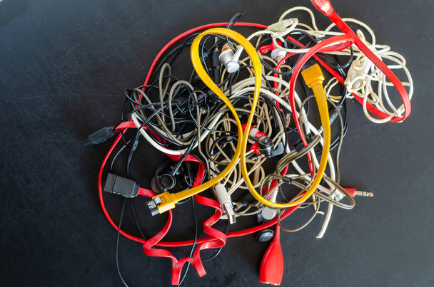 Wiele kabli i przewodów USB na ciemnym tle.  - Zdjęcie, obraz