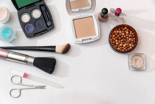 coisas cosméticas para melhor maquiagem em branco
 - Foto, Imagem