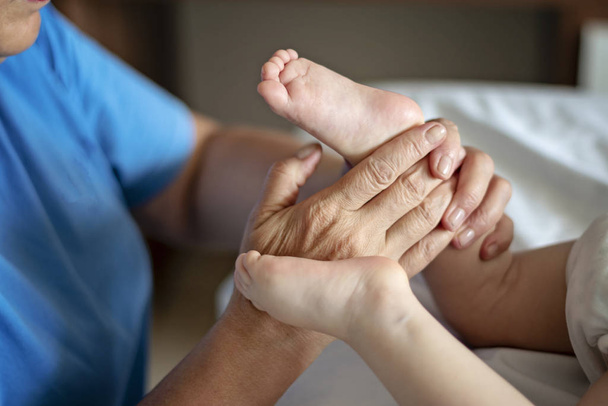 Bébé ayant massage des pieds dans un centre de réadaptation
. - Photo, image
