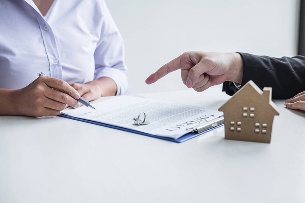 Agent immobilier courtier atteindre le formulaire de contrat à l'accord de signature du client
 - Photo, image