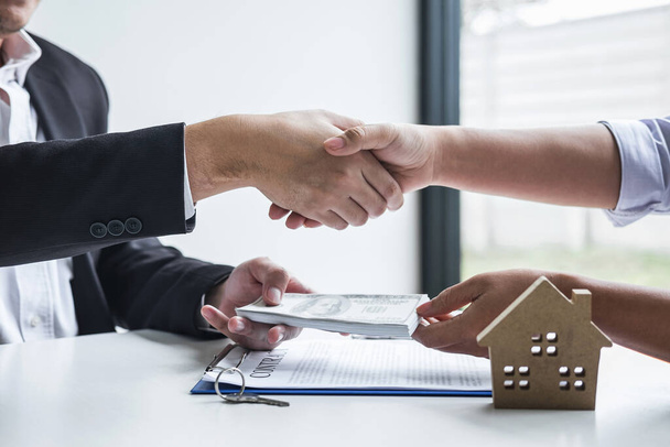 Образ успешной сделки с недвижимостью, брокером и клиентом shaki
 - Фото, изображение