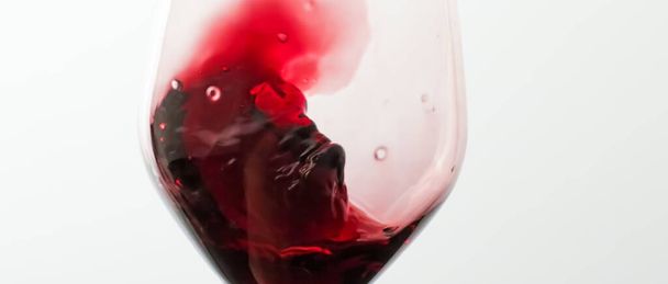 Glas Rotwein, einschenkendes Getränk bei luxuriöser Urlaubsverkostung - Foto, Bild