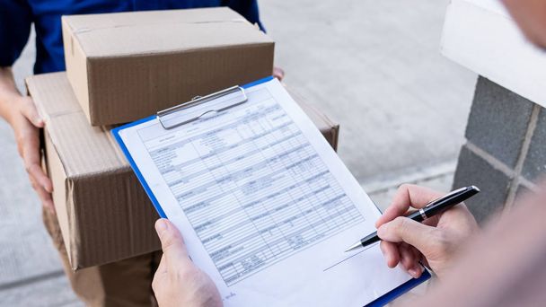 курьер доставщик проверяет или держит пакет картонных посылок для доставки клиенту для принятия доставки коробок
 - Фото, изображение