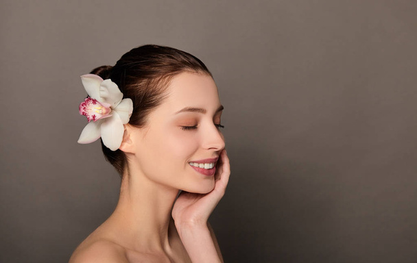 krásná mladá žena s bílou orchidej. - Fotografie, Obrázek