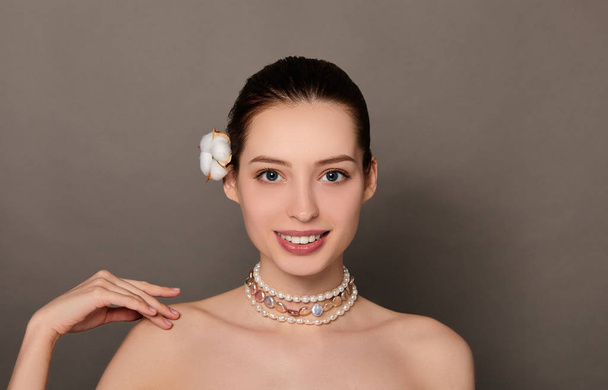 Elegant girl with bare shoulders in a pearl necklace. - Fotoğraf, Görsel