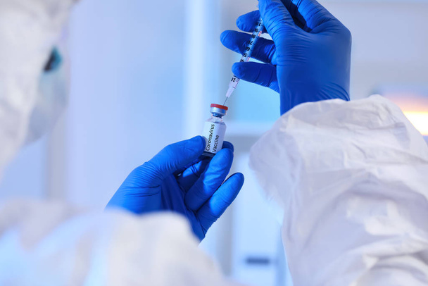 Ученый с вакциной от вируса Корона в лаборатории
 - Фото, изображение