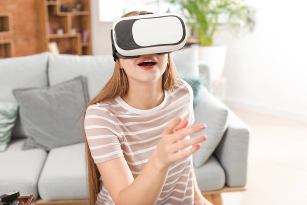 Mujer joven con gafas VR en casa - Foto, imagen