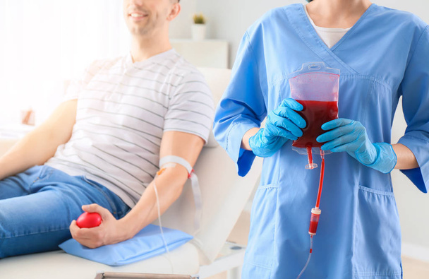 Hombre donando sangre en el hospital
 - Foto, Imagen