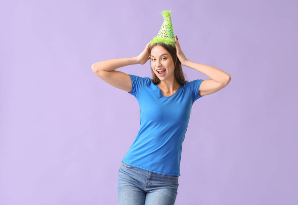 Žena v klobouku na barevném pozadí. Dubnová oslava dne bláznů - Fotografie, Obrázek